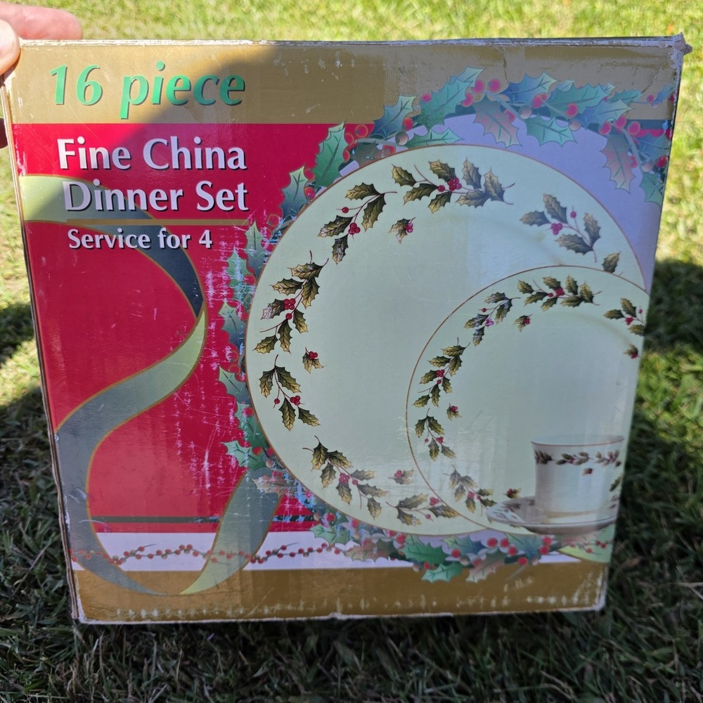 World Bazaars Holly Berry Fine China Dinner Set 16Pc Replacement Lot In Box